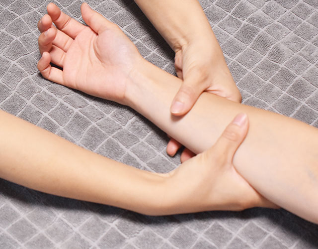 ハンドマッサージ揉捏